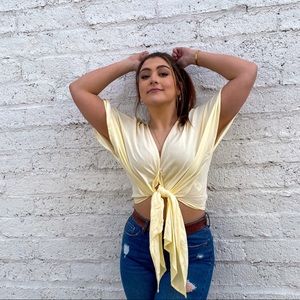 You can tie the shirt in many ways! Pale yellow spring color!